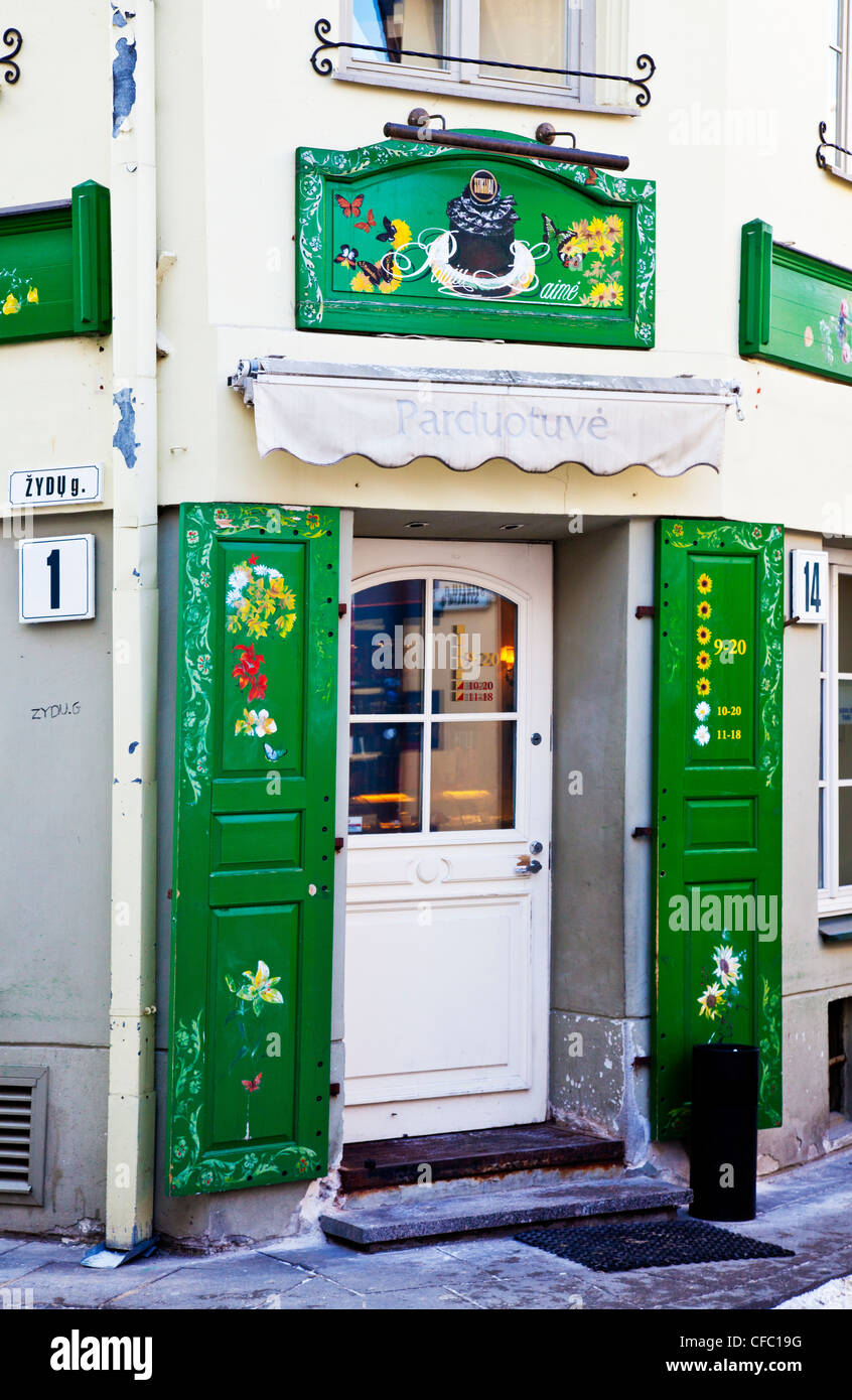 Restaurant avec volets en bois peintes de couleurs vives à son entrée à Vilnius, Lituanie Banque D'Images