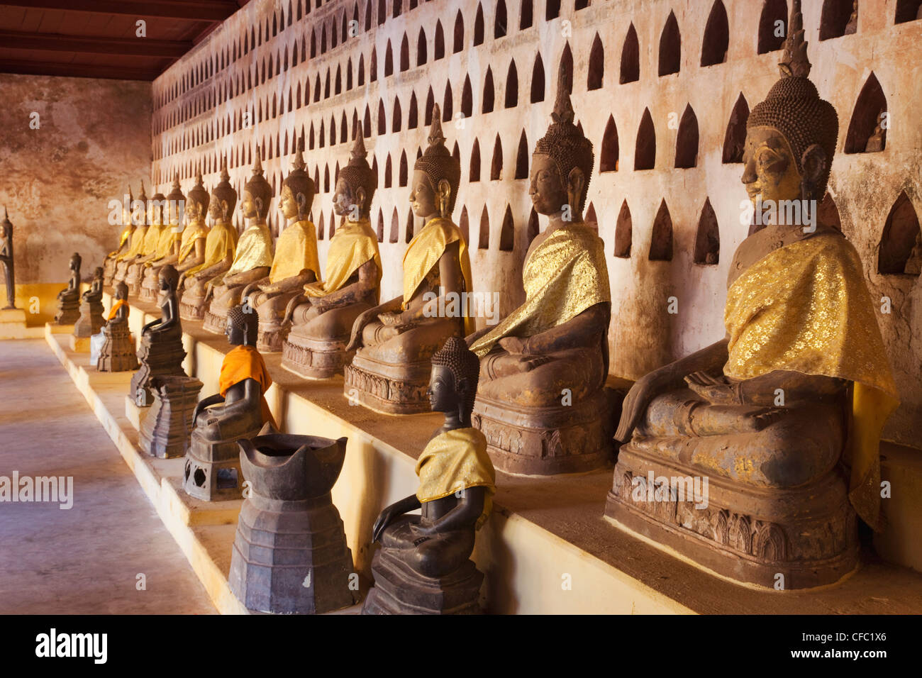 Le Laos, Vientiane, Wat Sisaket, Statues de Bouddha Banque D'Images