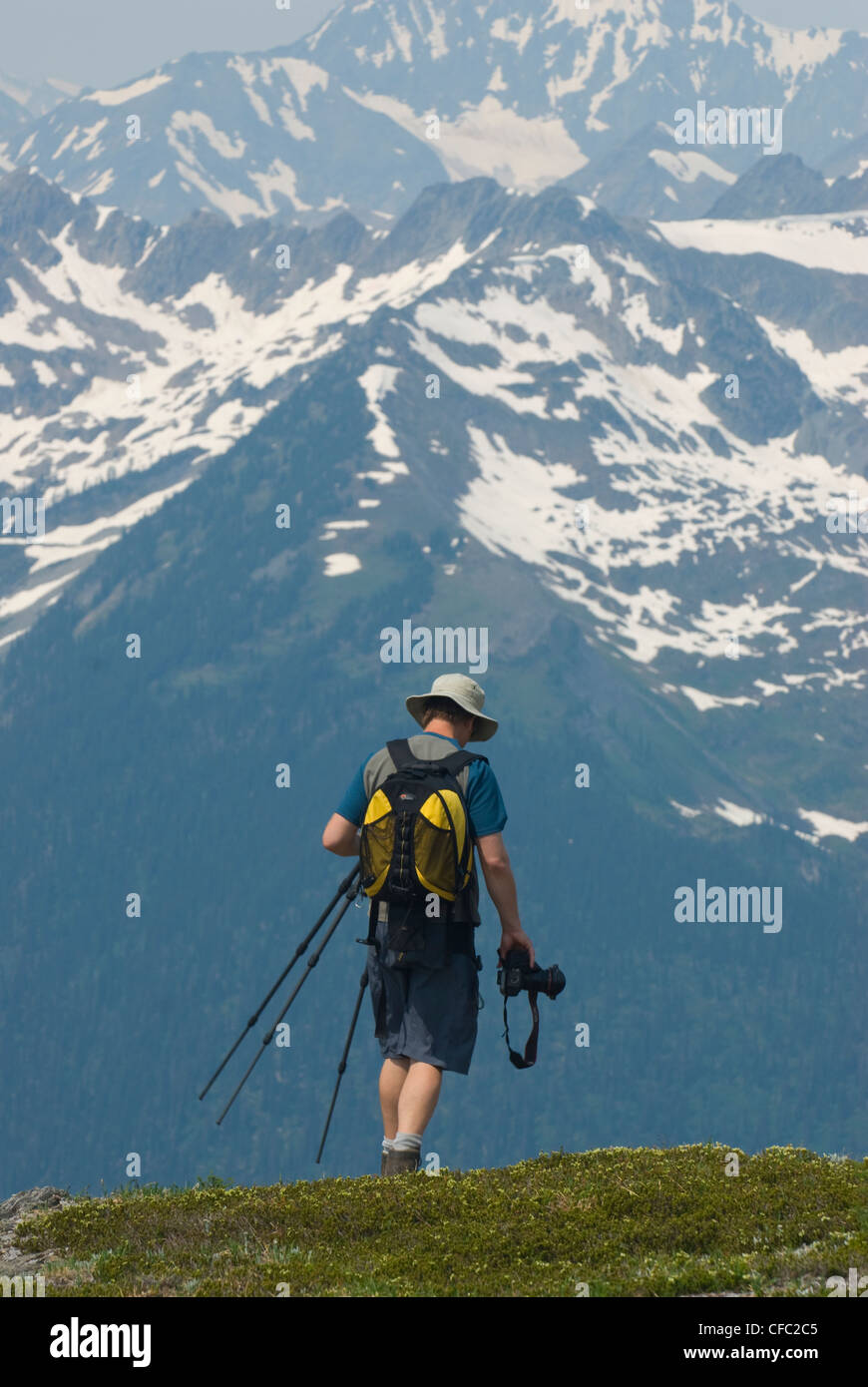 Un male hiker et photographe promenades le long d'une crête dans les montagnes Purcell, British Columbia, Canada Banque D'Images