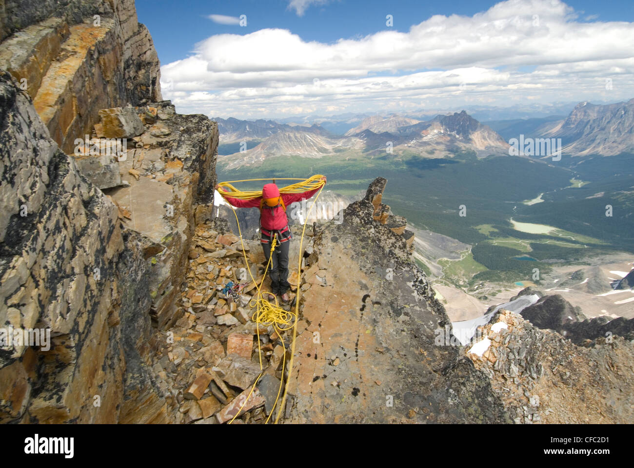 Une jeune femme approche grimpeur Mont Bennington avec piolet, Parc National Jasper, Rocheuses canadiennes, l'Alberta, Canada Banque D'Images