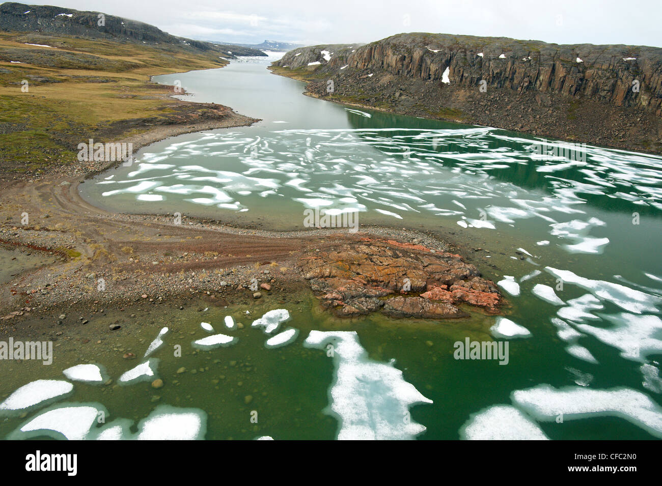 La fonte des glaces dans l'océan Arctique avec des caractéristiques du littoral, le golfe Coronation, au Nunavut Banque D'Images