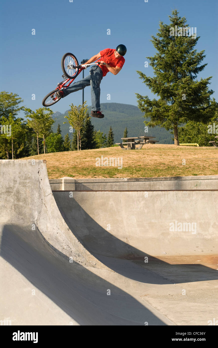 BMXer avec un can-can air sur le trimestre à Lafarge Skatepark, Coquitlam, BC, Canada. Banque D'Images