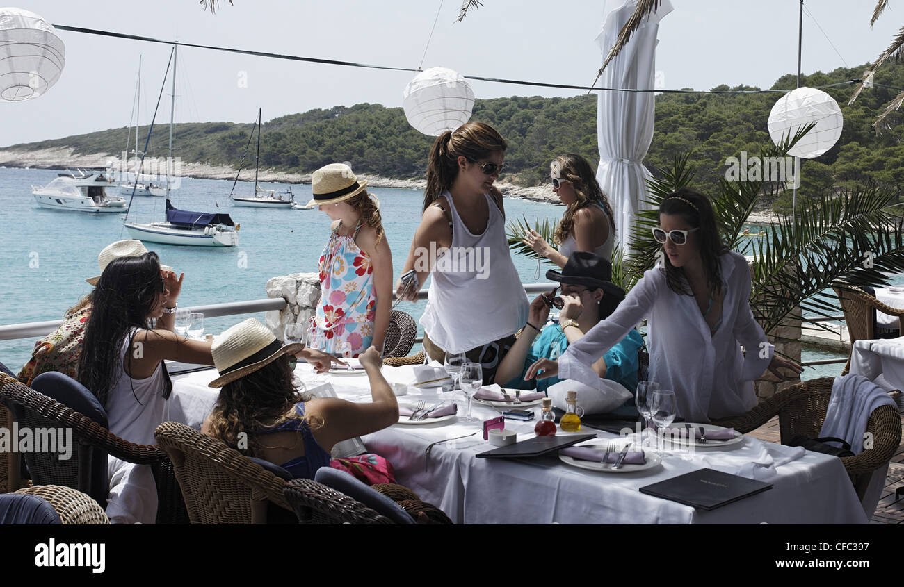 Les femmes dans un restaurant, Palmizana, Îles Paklinski, Hvar, Croatie, Split-dalmatie Banque D'Images