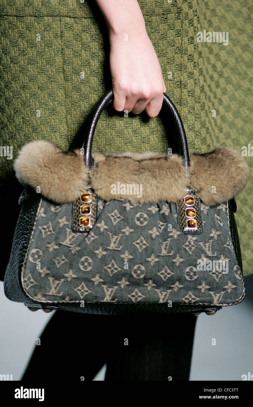 Garni de fourrure sac à main Louis Vuitton gris Photo Stock - Alamy