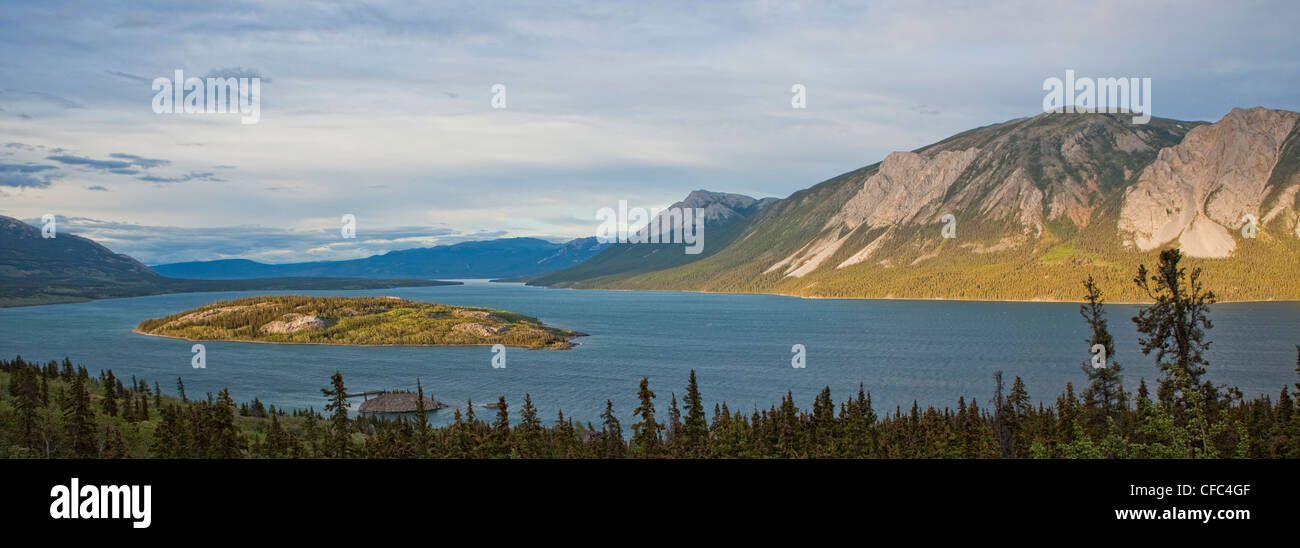 Coucher du soleil à Bove Island, lac Tagish (Territoire du Yukon, Canada. Banque D'Images