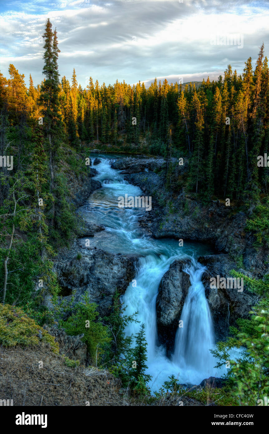 Flux haute Creek sur de nombreuses cascades, il serpente vers le lac Atlin, Atlin, en Colombie-Britannique. Banque D'Images