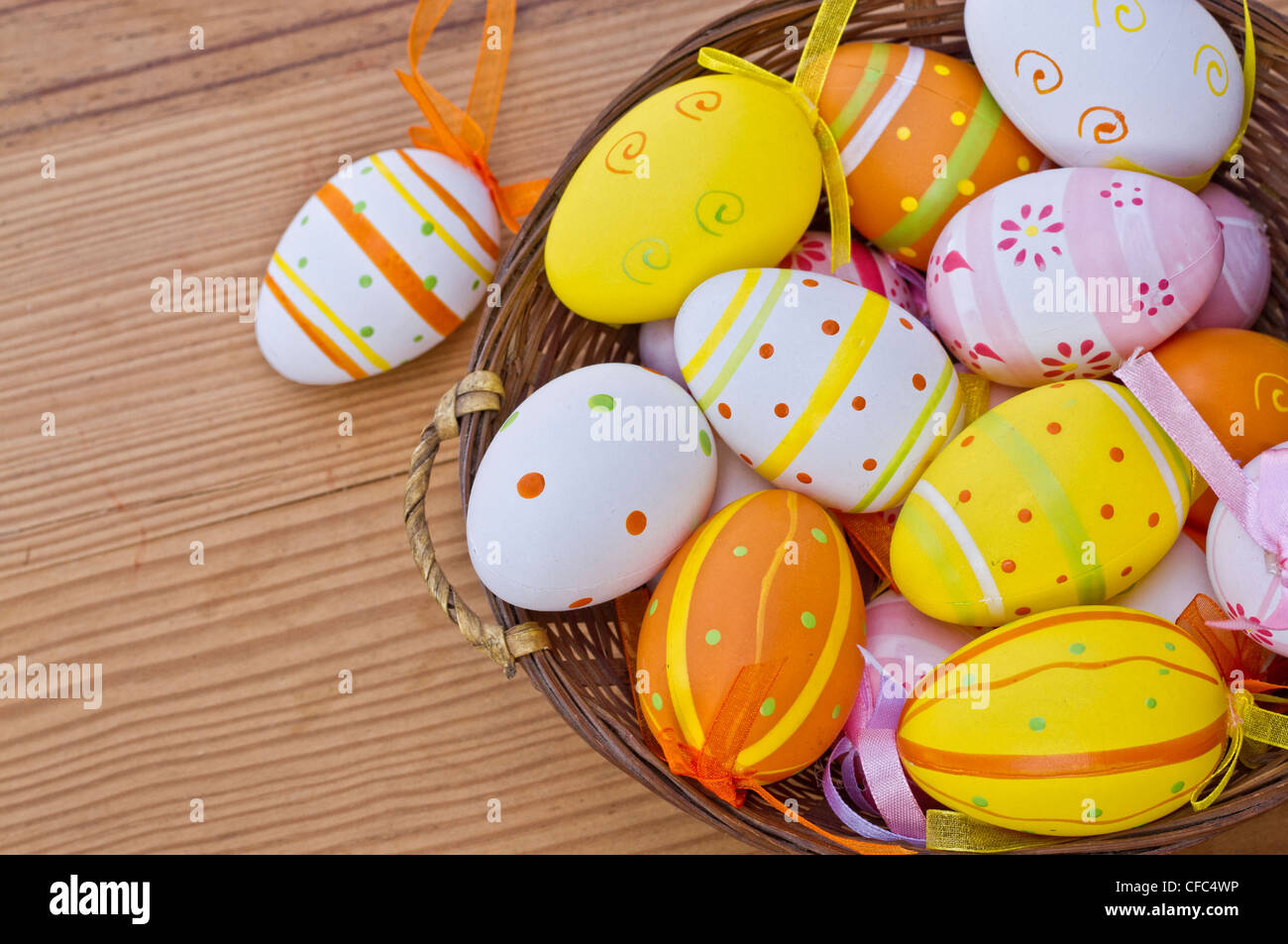 Les œufs de pâques avec beaucoup de lumière et de couleurs étonnantes Banque D'Images