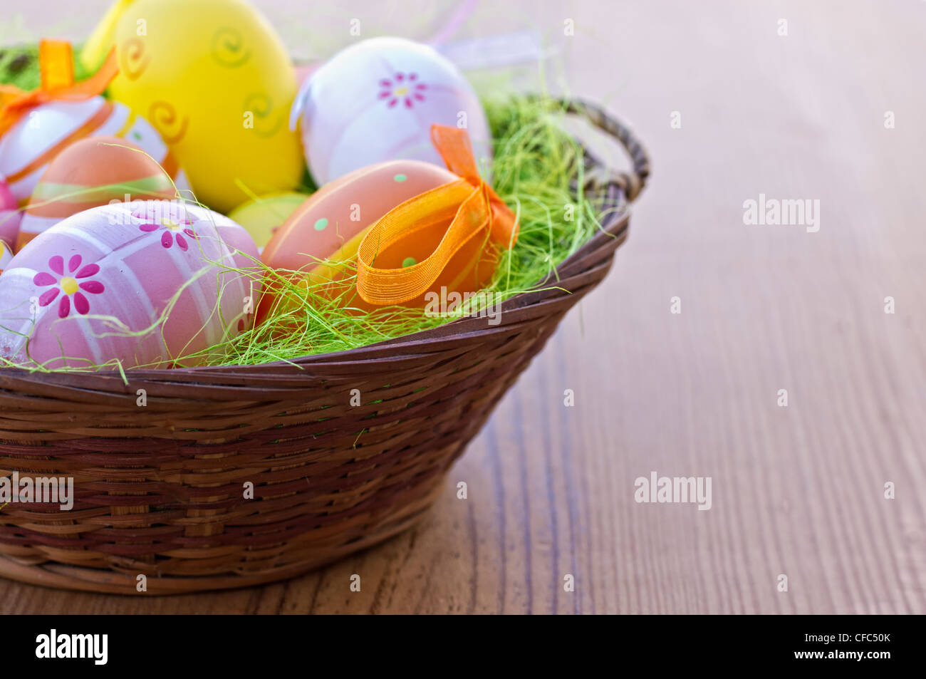 Les œufs de pâques avec beaucoup de lumière et de couleurs étonnantes Banque D'Images