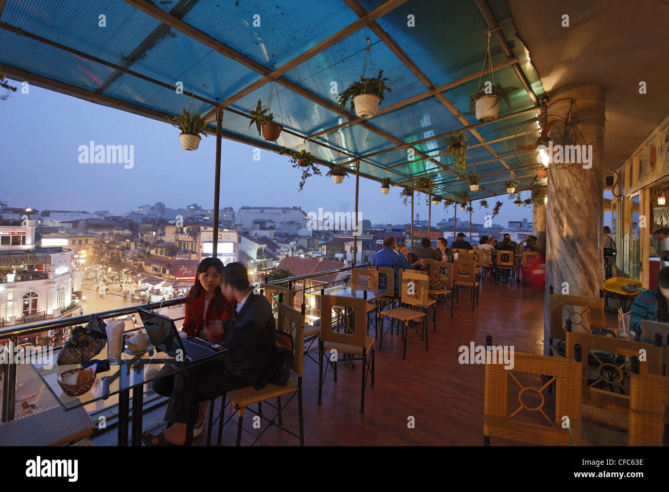 Terrasse de café avec vue sur la ville dans la soirée, Hanoi, Vietnam, Bac Bo Banque D'Images