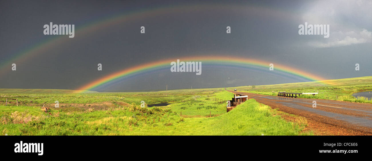 Double arc-en-ciel près de Val Marie, Saskatchewan, Canada. Banque D'Images