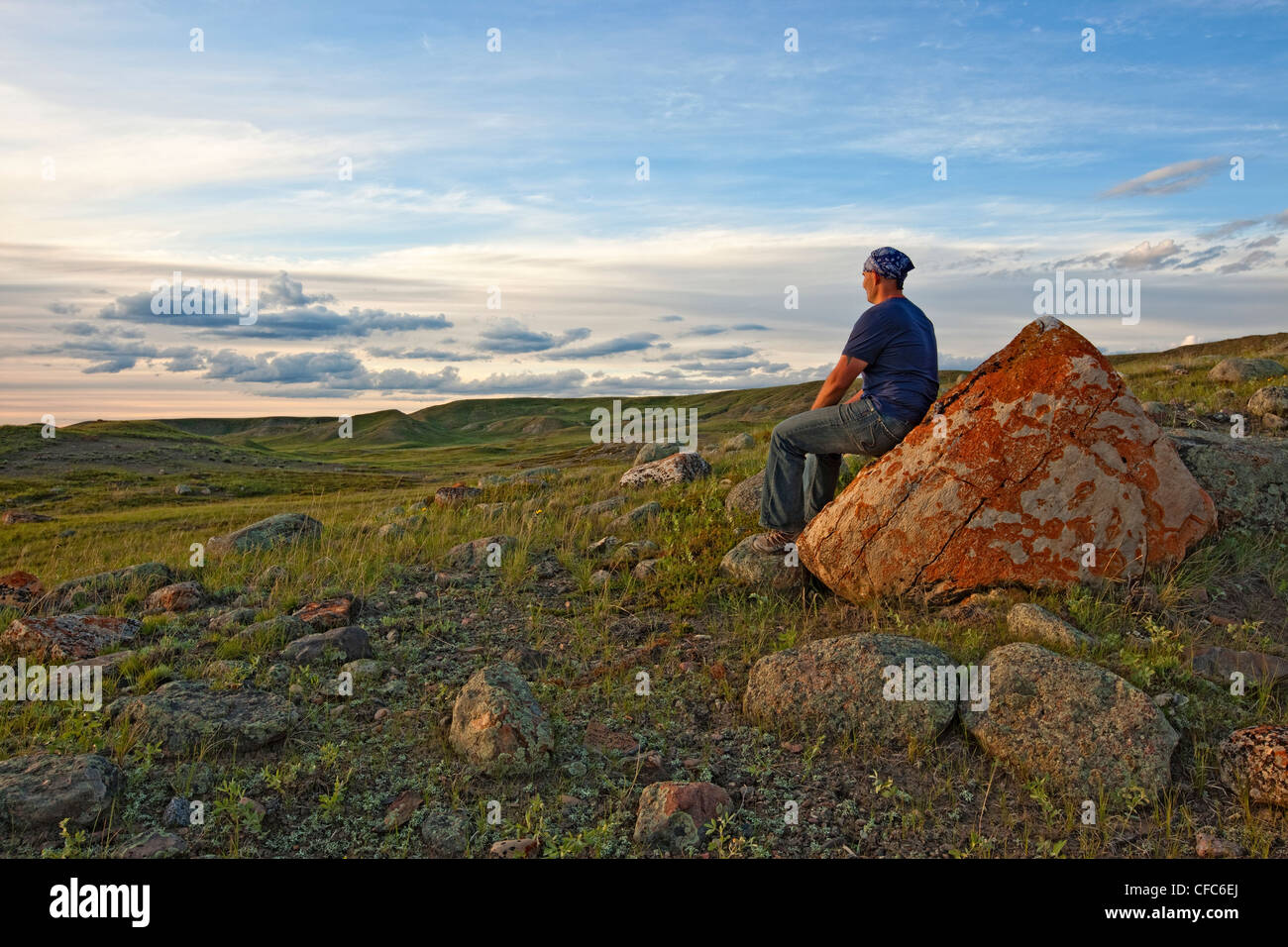Personne regardant le coucher du soleil sur le parc national des Prairies, en Saskatchewan, Canada. Banque D'Images