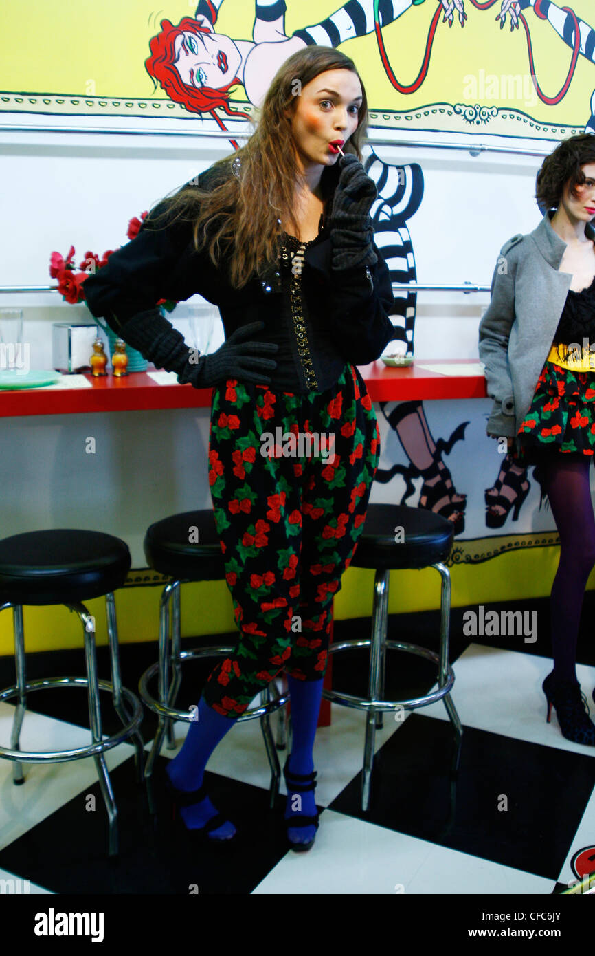 Betsy Johnson New York Prêt à Porter Automne Hiver Femme model wearing black top clips or, charbon, des gants tricotés long Banque D'Images