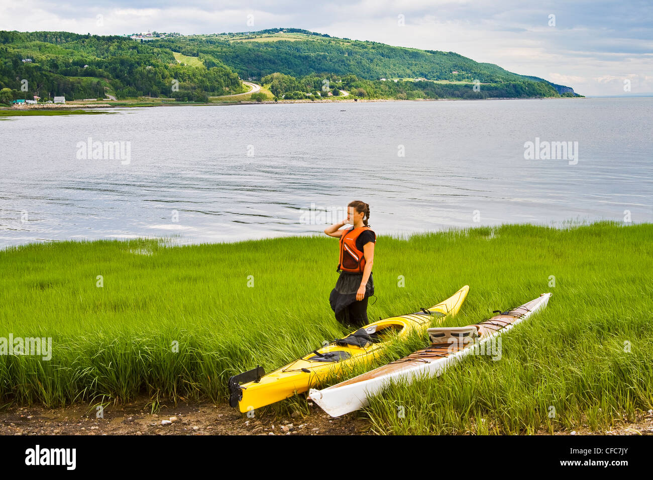 Woman kayak à propos de mettre de l'eau Banque D'Images Woman kayak à propos de mettre de l'eau Banque D'Images