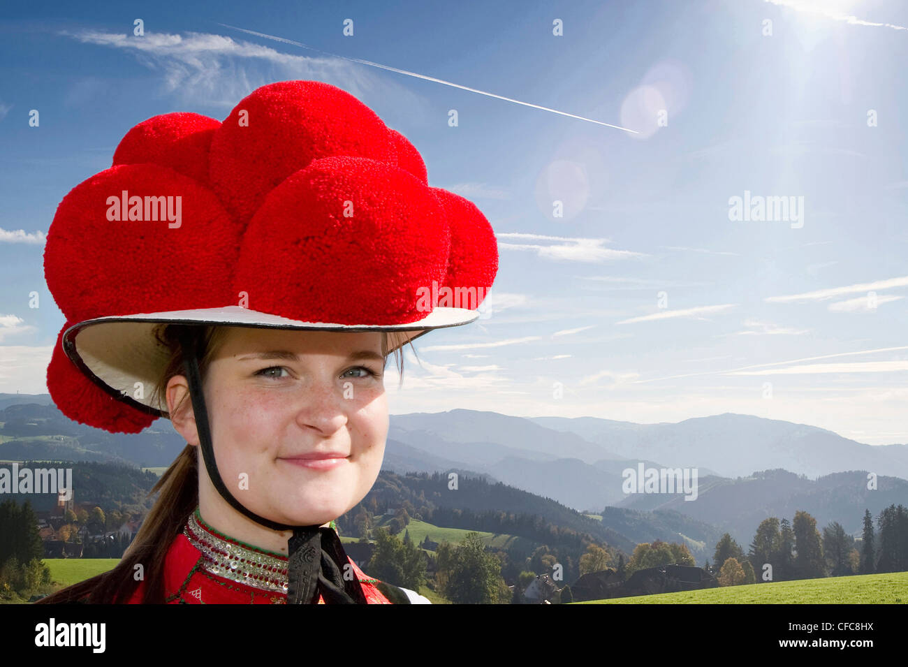 Jeune femme en costume traditionnel, Forêt-Noire, Bade-Wurtemberg, Allemagne, Europe Banque D'Images