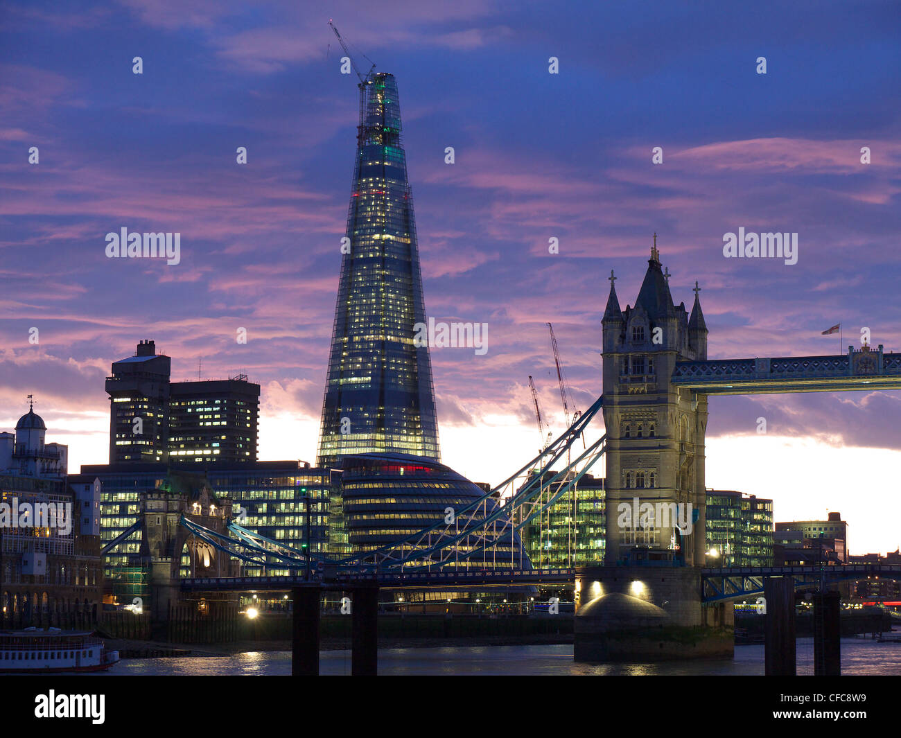 Sur la Tamise, le Tower Bridge et le gratte-ciel Shard London contre un coucher du soleil Banque D'Images