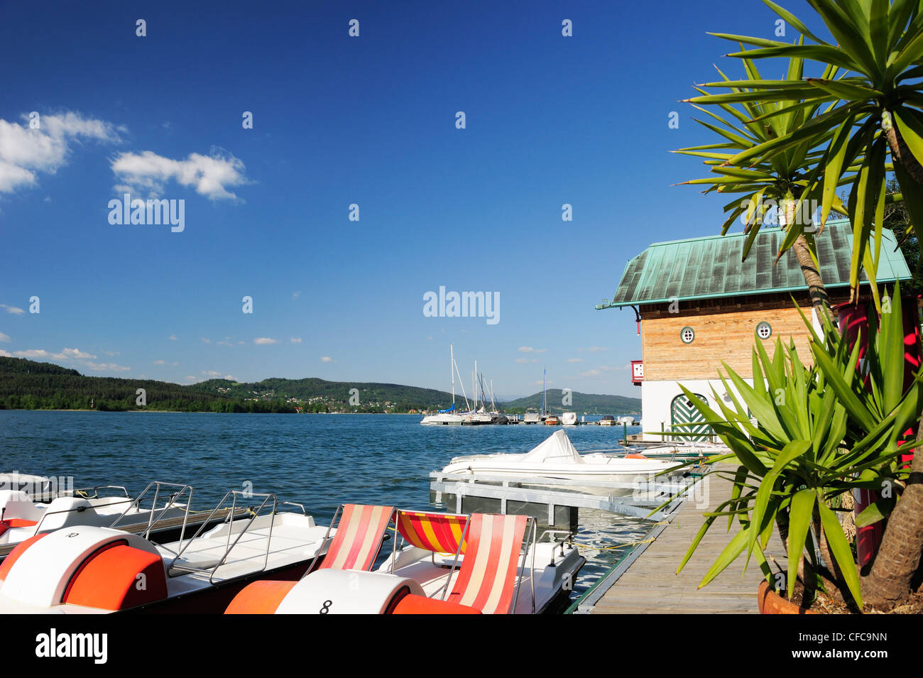 Ponton en bois avec des bateaux à voile et bateaux à pédales, du lac Wörthersee, Carinthie, Autriche, Europe Banque D'Images