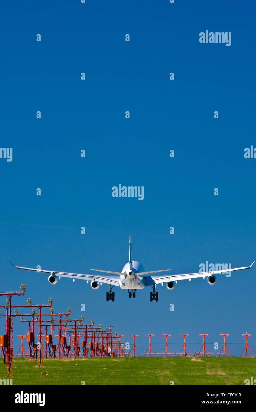 A 340 à l'atterrissage à l'Aéroport International de Vancouver. Banque D'Images