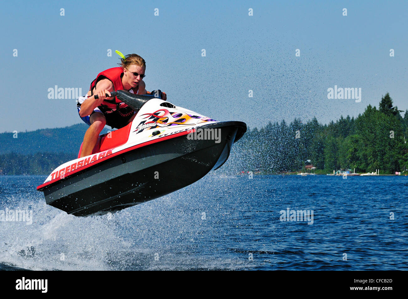 Jeune homme jet ski, Shawnigan Lake, British Columbia, Canada Banque D'Images