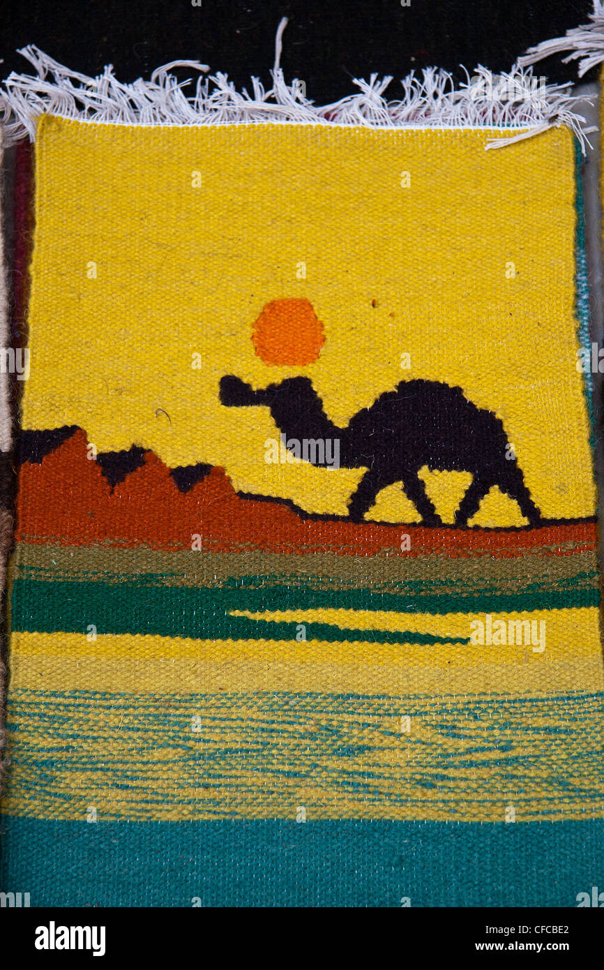 Tapis Egytian, représentant un chameau, en vente dans un marché au Caire Banque D'Images