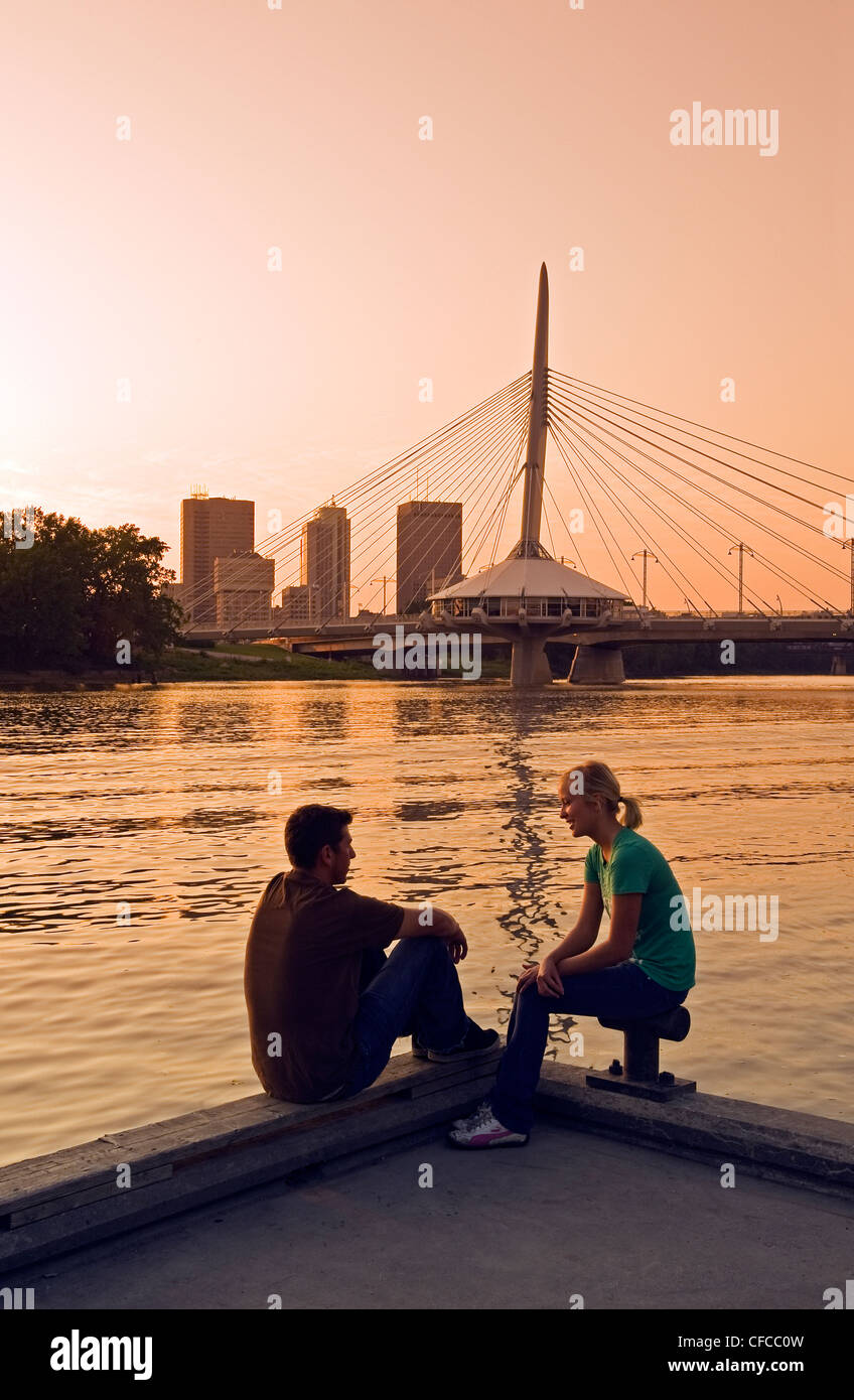 Couple sur un quai le long de la rivière Rouge à Winnipeg skyline en arrière-plan, Manitoba, Canada Banque D'Images