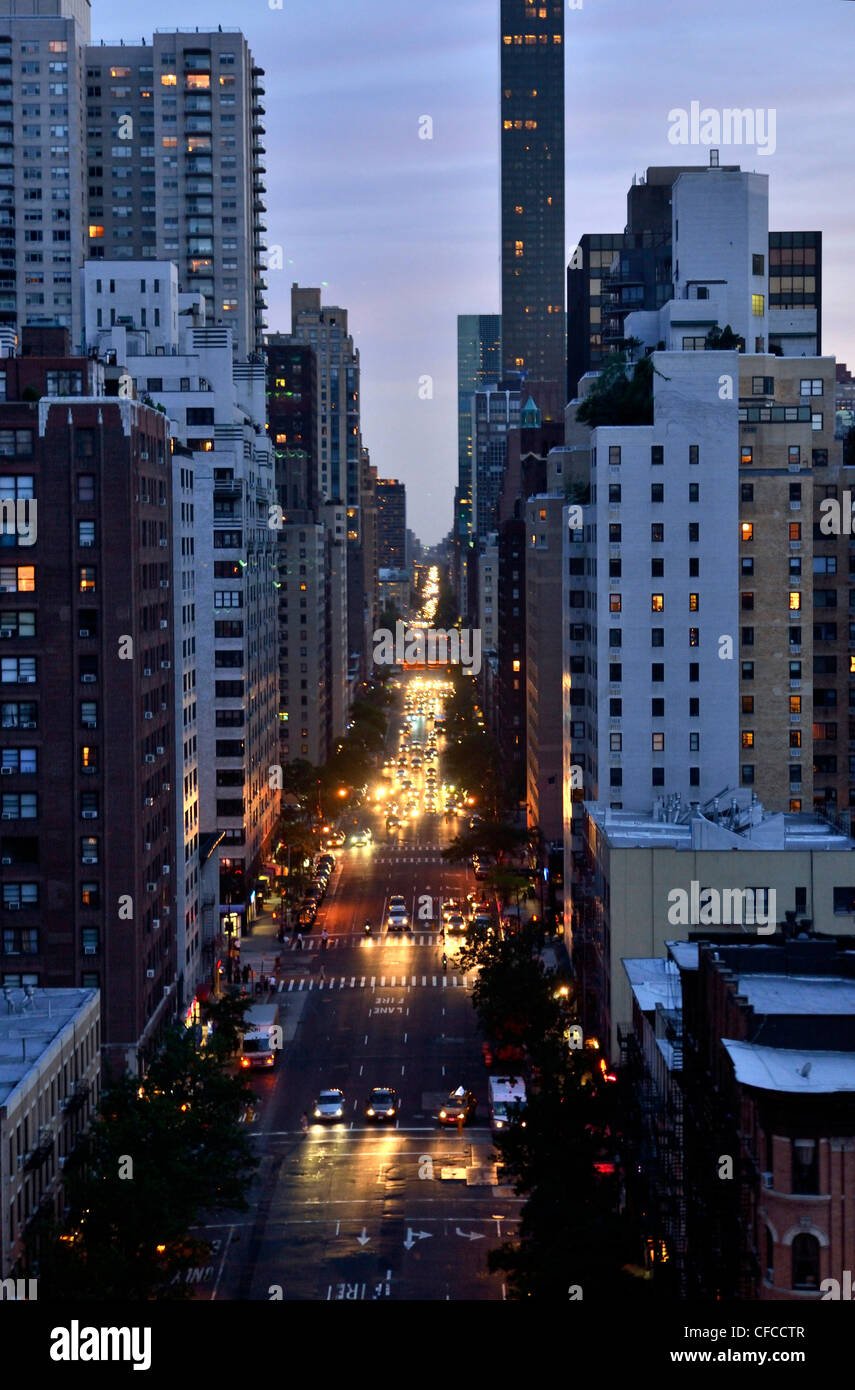 1st. Avenue avec multy-story buliding le soir, New York City, New York, USA Banque D'Images