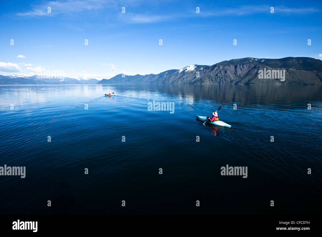 Un heureux couple de retraités d'aventure Kayak sur un énorme lac calme dans l'Idaho. Banque D'Images