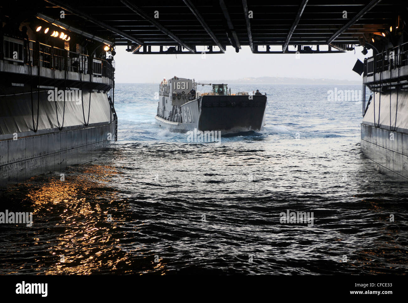 MER DE CHINE ORIENTALE (5 mars 2012) UN utilitaire d'embarcation d'atterrissage (UCL) affecté à l'unité d'embarcation d'assaut (UCC) 1 entre dans le pont de puits du navire d'assaut amphibie déployé vers l'avant USS Essex (LHD 2). Essex est le navire chef de file du seul groupe amphibie prêt à être déployé vers l'avant. ( Banque D'Images