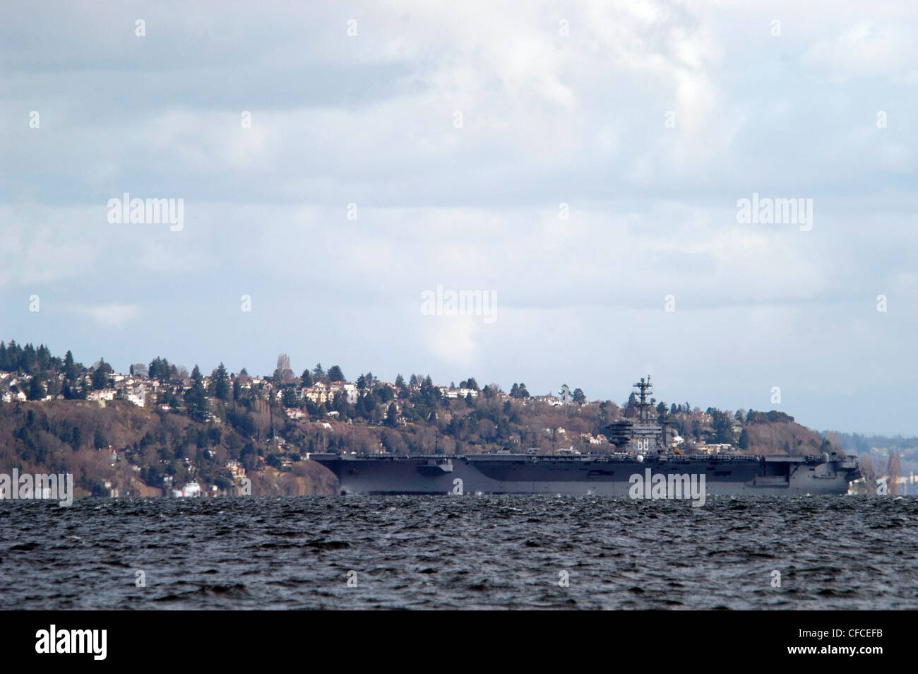 BAINBRIDGE ISLAND, Washington (5 mars 2012) le porte-avions USS Nimitz (CVN 68) transite le détroit de Puget après avoir quitté la base navale de Kitsap (NBK) à Bremerton, Washington, pour commencer les essais en mer. Le navire en cours marque la première fois que le navire est en mer depuis qu'il a commencé à être amarré, une disponibilité incrémentielle prévue en décembre 2010. Banque D'Images
