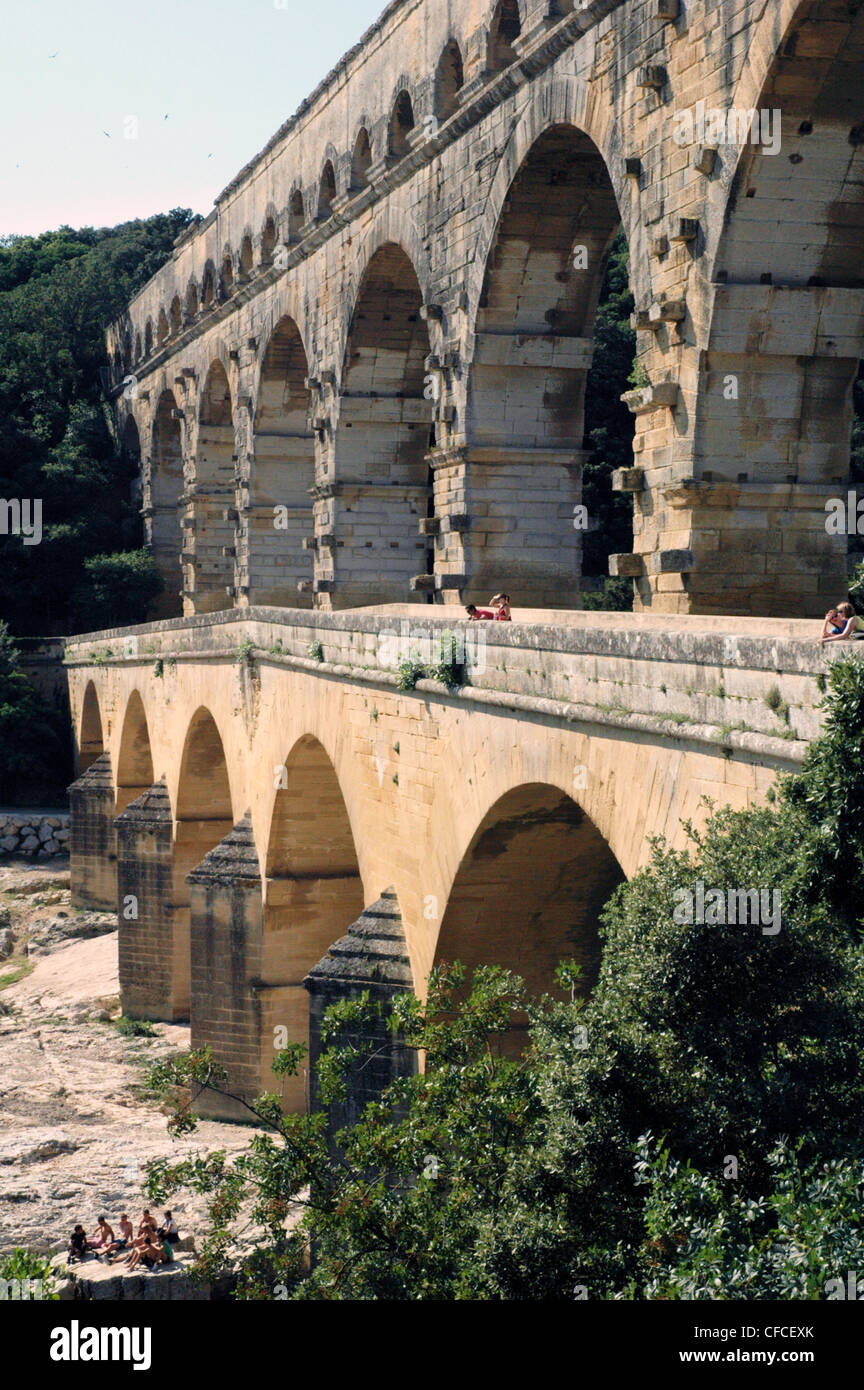 50 klm romain célèbre aqueduc long ,le Pont du Gard, traverse la rivière Gard 21 klm de Nîmes dans la région du Languedoc --France Banque D'Images