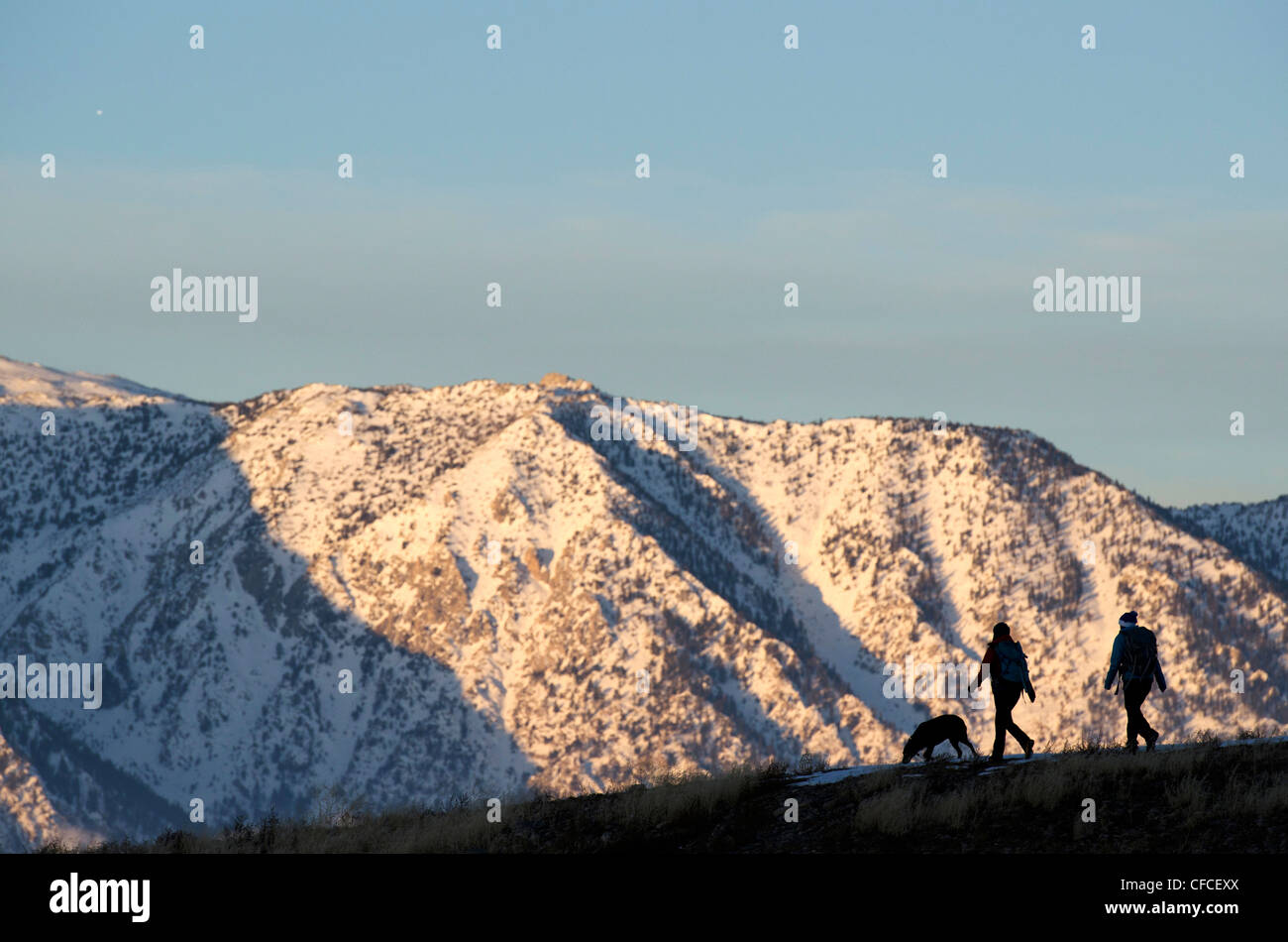 Une silhouette de femme deux randonneurs pendant un matin tôt de la randonnée dans la Sierra Foothills à l'extérieur du lac Tahoe, en Californie. Banque D'Images