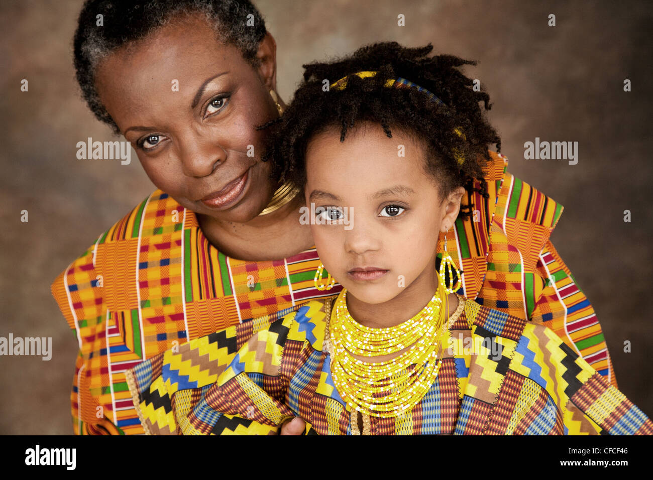 Multi-générations portrait de vieux et jeunes filles afro-américaines portant dashiki, costume traditionnel africain. Banque D'Images