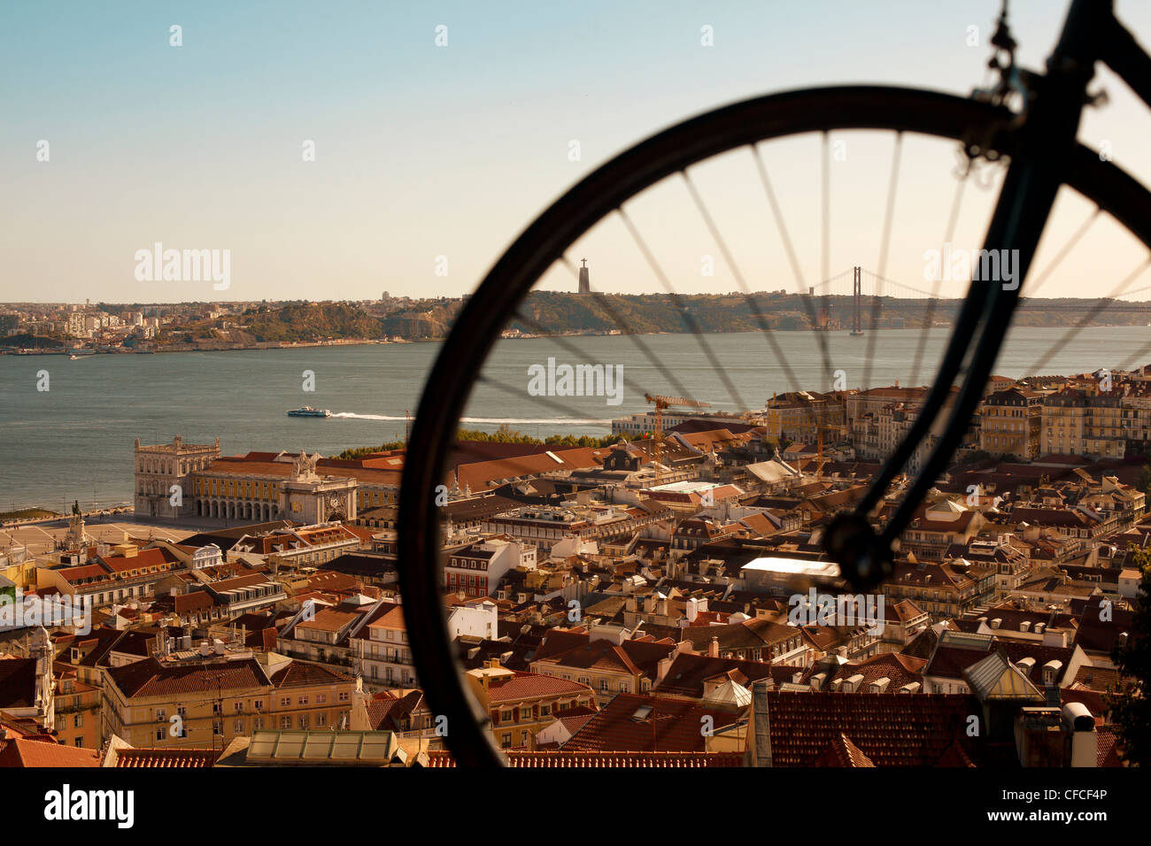 Vue sur le centre-ville de Lisbonne et le Tage du château St George, à côté de roue de vélo. Banque D'Images