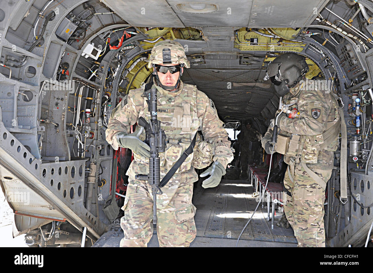 PROVINCE DE LOGAR, Afghanistan – Sgt. Jeremy K. Schwanke, originaire de Newport News, en Virginie, descend la rampe d'accès à l'hélicoptère après sa cérémonie de réenrôlement à bord d'un hélicoptère CH-47 Chinook affecté à la 2e Brigade de l'aviation, 82e Brigade de l'aviation de combat. Schwanke est un sergent des opérations de police militaire affecté au bureau du prévôt de provost avec la 3e équipe de combat de la 1re Division blindée déployée de fort Bliss, Texas à la base opérationnelle avancée Shank. C'est la quatrième et dernière reenrôlement indéfini de Schwanke. Banque D'Images