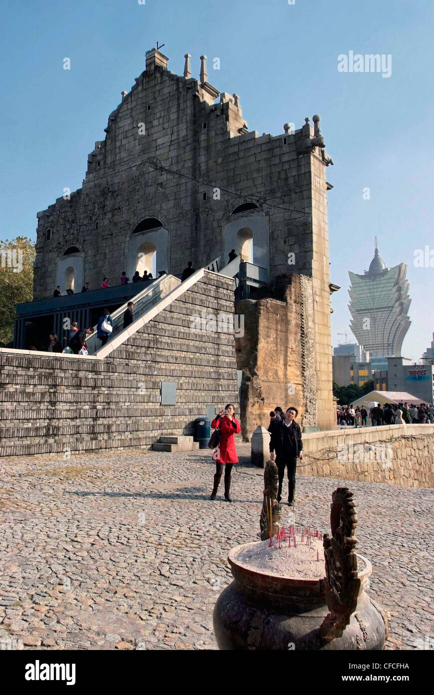 Chine MACAO 1888 temple Na Tcha, vers l'église St Paul la ruine et Grand Lisboa Hotel. Banque D'Images