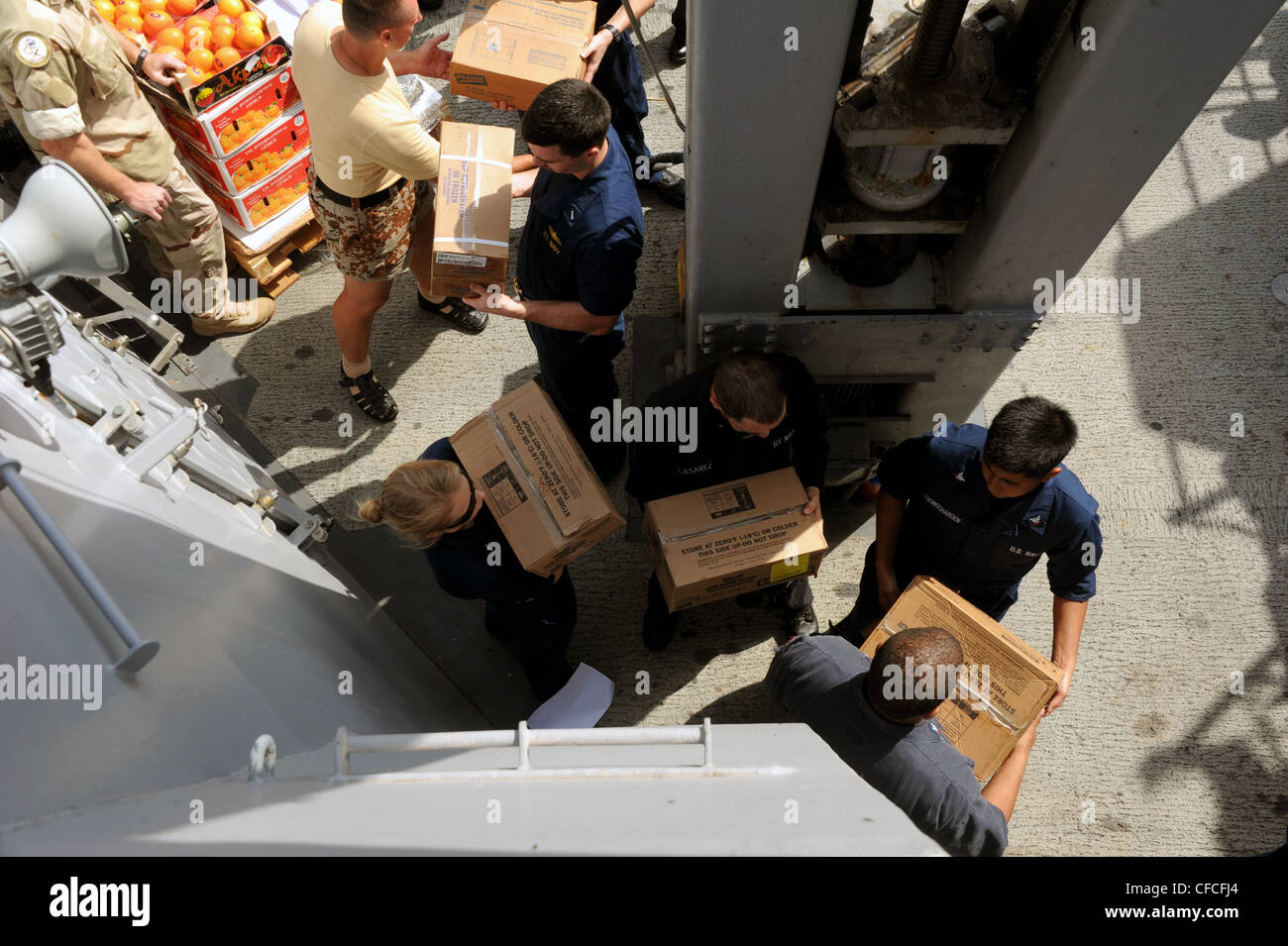 GOLFE D'ADEN (FÉV 26, 2012) les marins affectés au destroyer à missiles guidés USS Halsey (DDG 97) chargent des fournitures lors d'un réapprovisionnement en mer avec le navire de fret et de munitions du Commandement militaire de Seallift USNS Richard E. Byrd (T-AKE 4). Halsey est le navire amiral de la Force opérationnelle combinée 151, une force opérationnelle multinationale basée sur des missions, qui travaille sous les forces maritimes combinées, pour mener des opérations de lutte contre la piraterie dans le sud de la mer Rouge, le golfe d'Aden, le bassin somalien, la mer d'Arabie et l'océan Indien. Banque D'Images