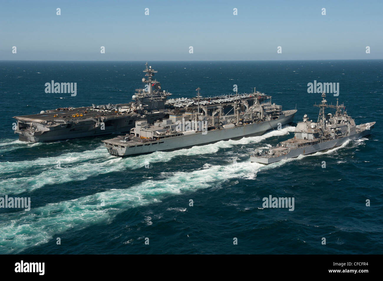 GOLFE ARABIQUE (6 mars 2012) le porte-avions de la classe Nimitz USS Carl Vinson (CVN 70) et le croiseur de missiles guidé de la classe Ticonderoga USS Bunker Hill (CG 52) effectuent un réapprovisionnement en mer avec le navire de soutien rapide du Commandement militaire de Sealift USNS Bridge (T-AOE 10). Carl Vinson et Carrier Air Wing (CVW) 17 sont déployés dans la zone de responsabilité de la 5e flotte américaine. Banque D'Images
