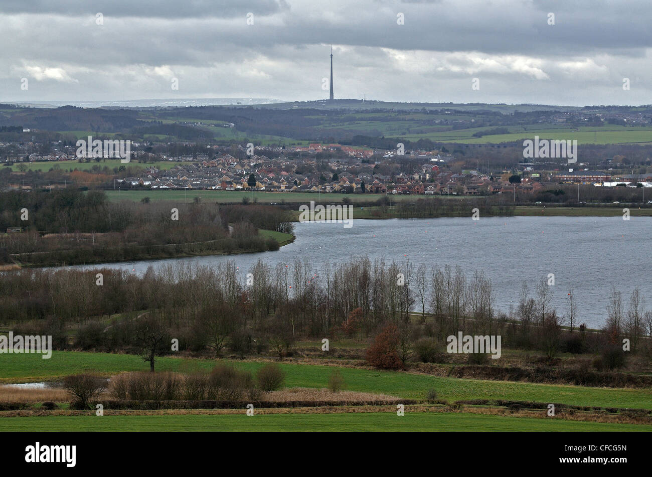 Emley Moor station émettrice et Pugneys Country Park Banque D'Images