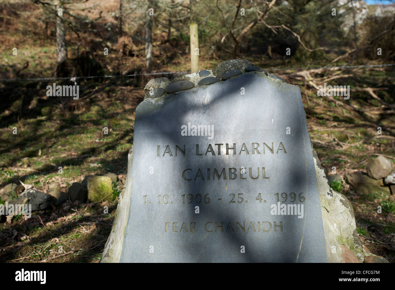 La tombe de John Lorne Campbell sur l'île de canna. Hébrides intérieures au large de la côte ouest de l'Ecosse. Banque D'Images