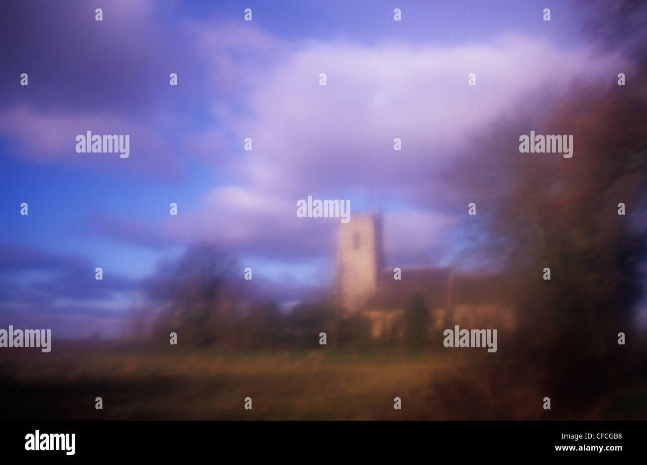 Vue de l'atmosphère du début du 13ème siècle avec l'église gothique anglais clocher sous ciel bleu avec des nuages Banque D'Images