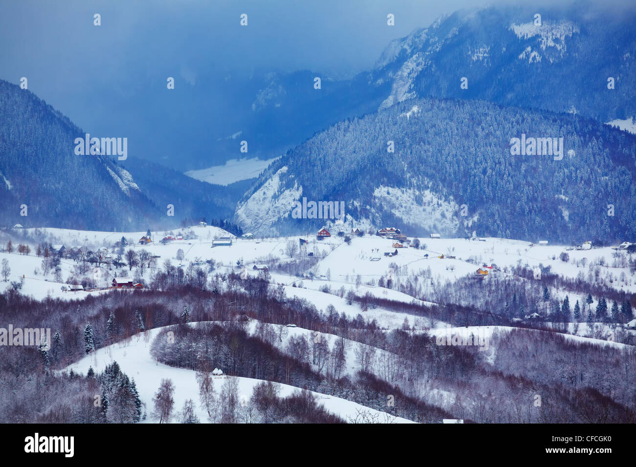 Amazing paysage pittoresque en hiver avant une tempête au pied du massif de Piatra Craiului, Brasov, Roumanie. Banque D'Images
