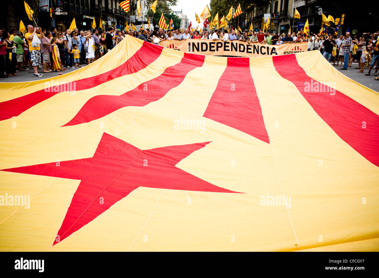 Manifestation indépendantiste et grand drapeau séparatiste catalan à Barcelone au cours de la fête nationale. Banque D'Images