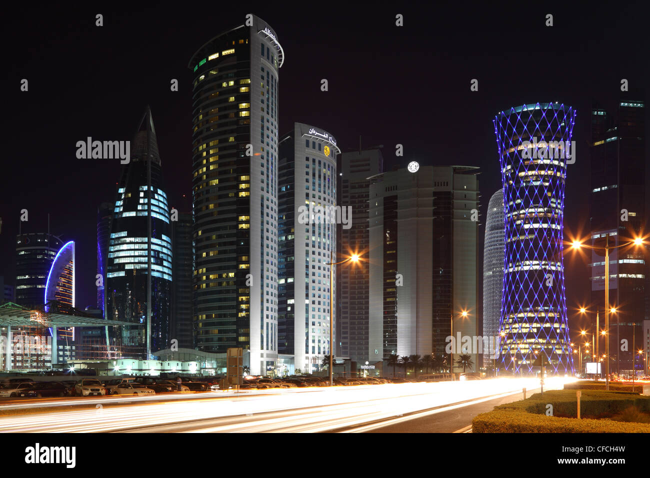 Le centre-ville de Doha, Qatar de nuit Banque D'Images