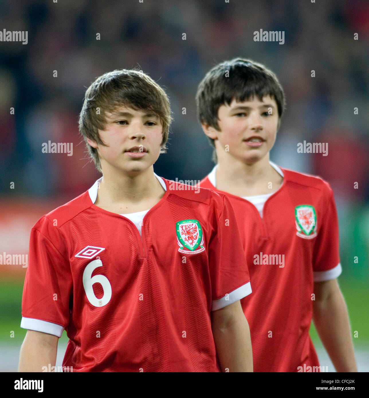 Edward vitesse (à gauche) et Tommy Vitesse - fils de l'ancien pays de Galles manager Gary Speed. Banque D'Images