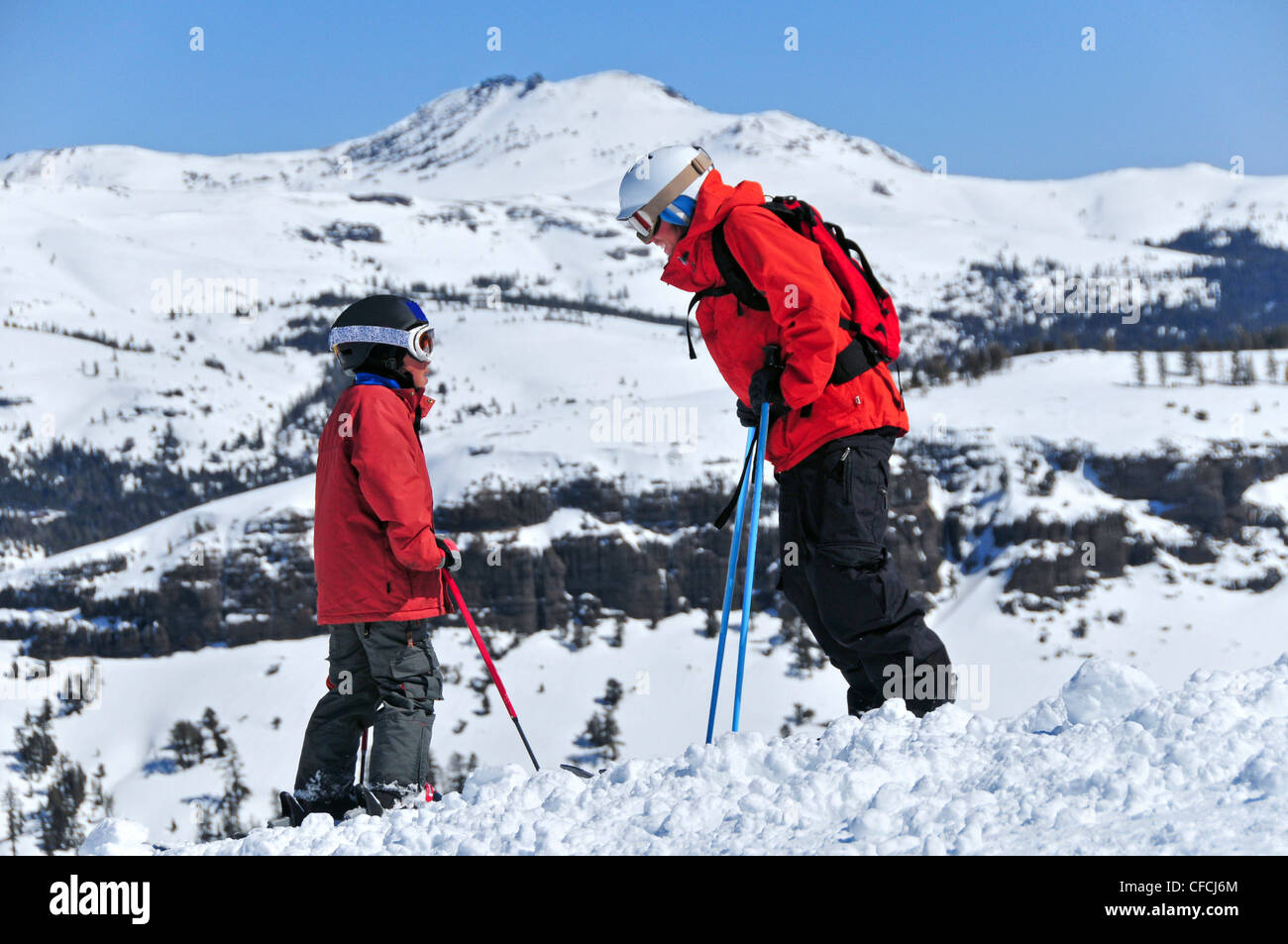 Un moniteur de ski donne son avis d'étudiant à Kirkwood Mountain Resort près de South Lake Tahoe, CA. Banque D'Images