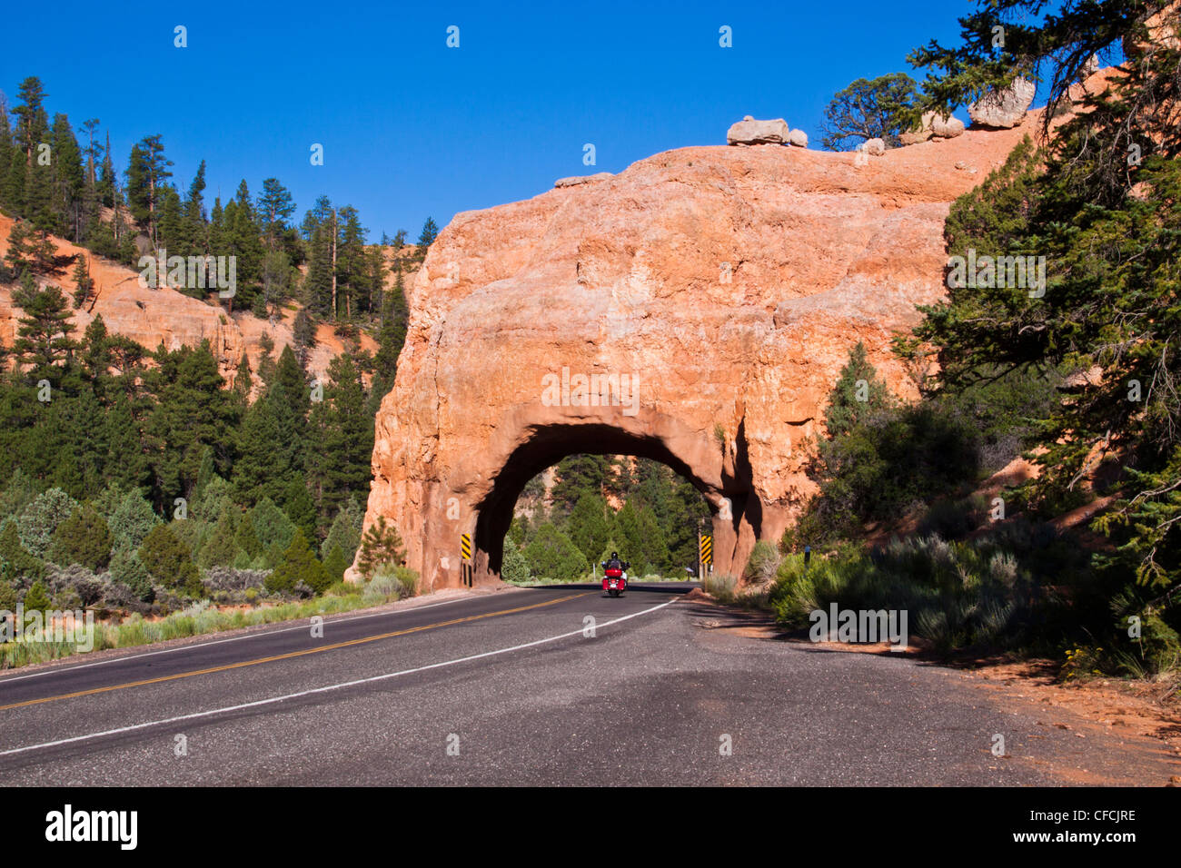 Tunnel sur Red Rock Canyon sur la pittoresque route 12 dans Dixie National Forest dans l'Utah. Banque D'Images