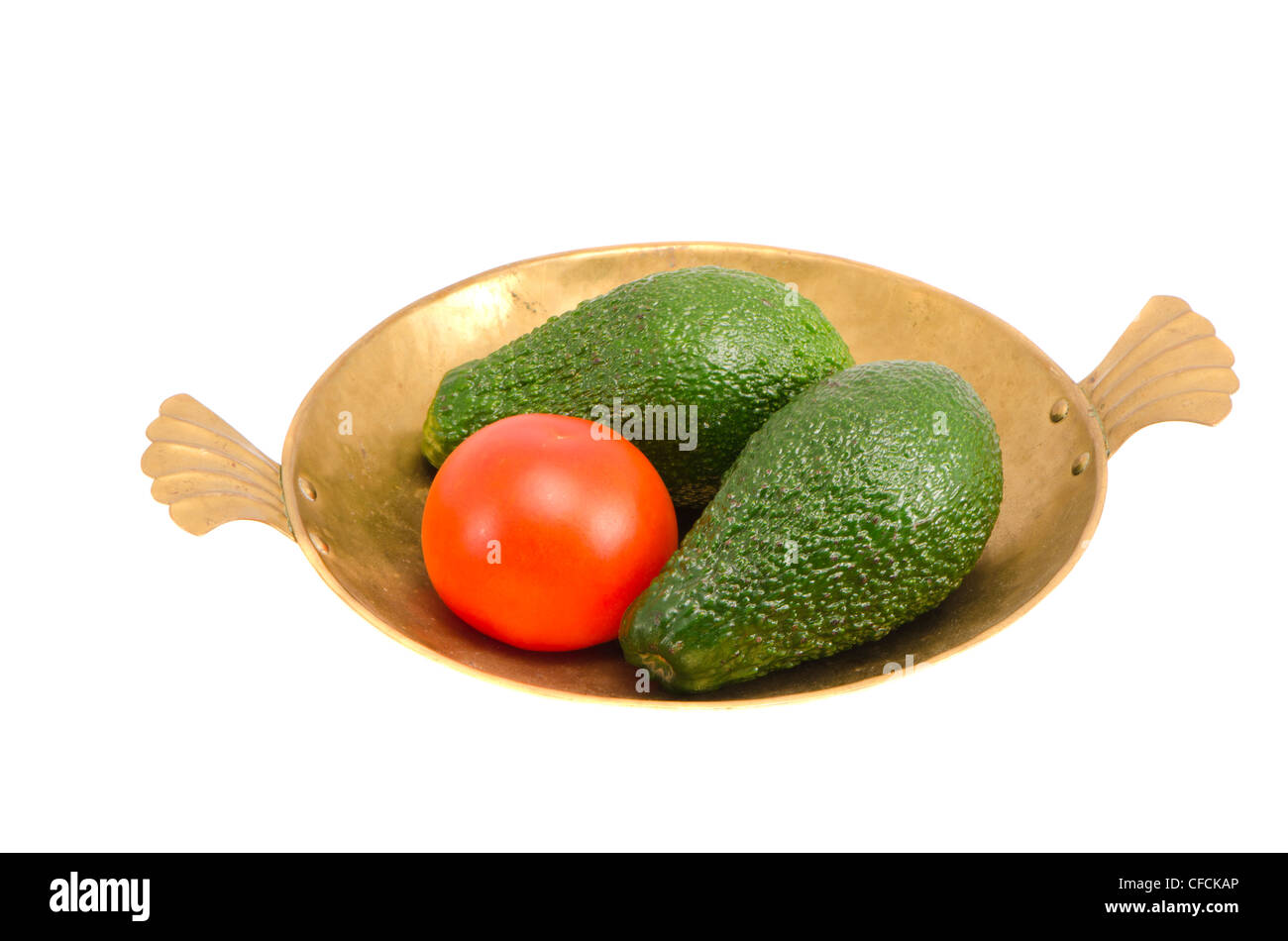 Isolé sur blanc plaque en laiton avec avocat et tomate Banque D'Images