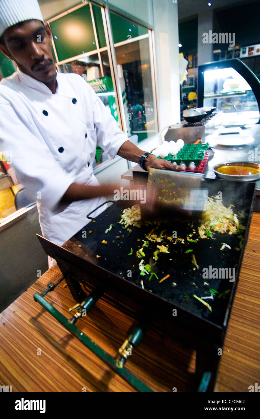 Kotu Roti d'être coupée en un restaurant populaire dans la région de Kandy. Banque D'Images