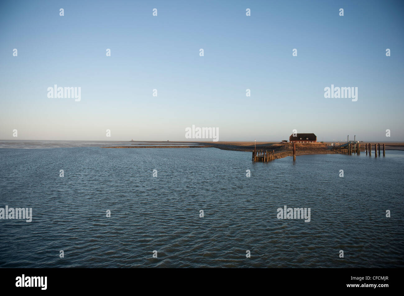 Tôt le matin à Hallig Langeneß avec vue sur le port dans le site du patrimoine mondial de l'mer des wadden de Frise du Nord, Allemagne Banque D'Images