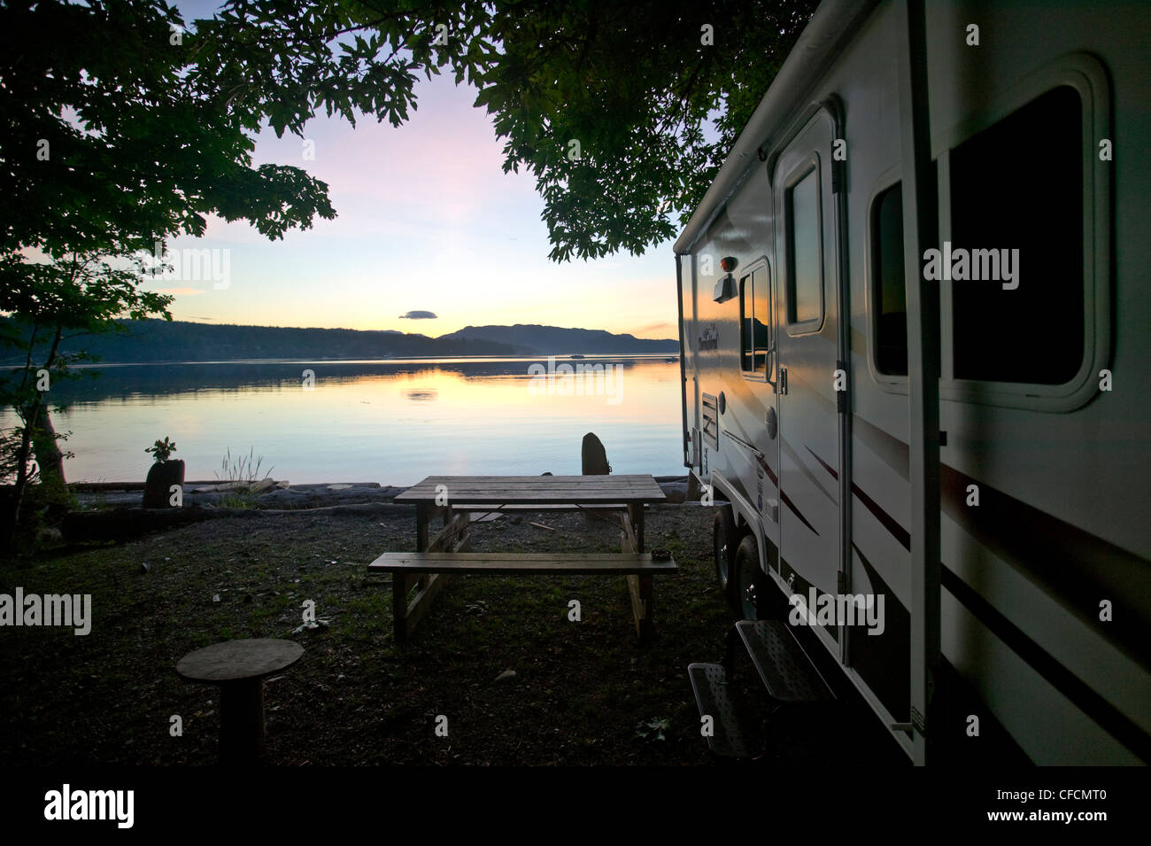 Un camping-car au coucher du soleil reflète les derniers rayons de lumière sur Rebecca Spit sur l'île Quadra, en Colombie-Britannique, Canada. Banque D'Images