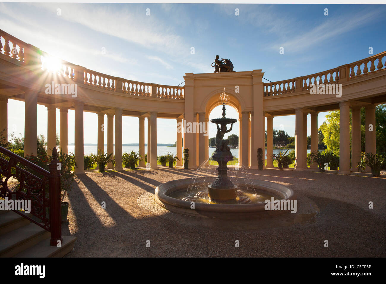 Fontaine à l'orangerie du château, château de Schwerin, Western-Pomerania Mecklenburg, Allemagne Banque D'Images